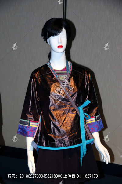 侗族女服