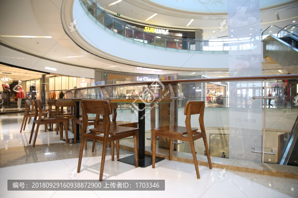 商場(chǎng)內(nèi)景