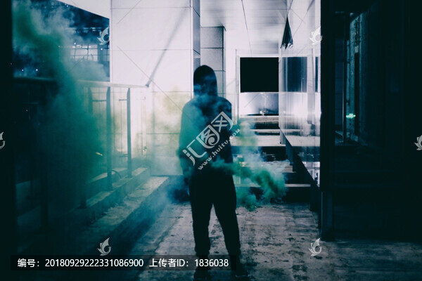黑衣人