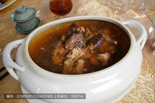 五指毛桃燉龍骨