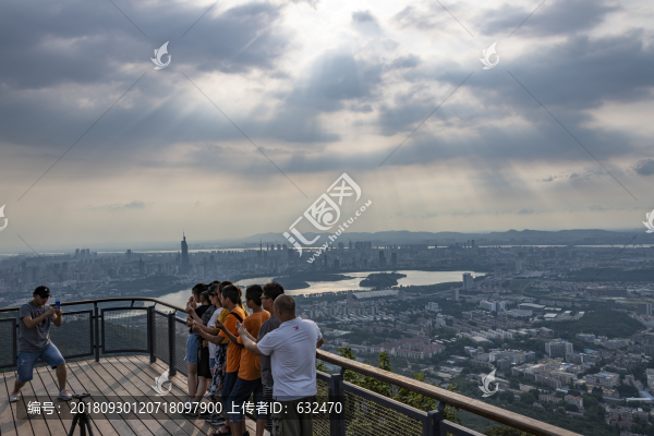 紫金山上看南京