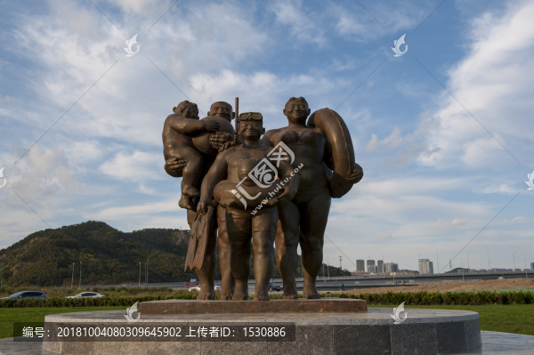 歡樂(lè)游雕塑