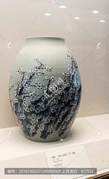 獨立春風(fēng)第一香瓷瓶