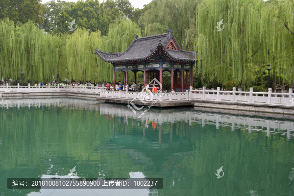 岸邊欄桿涼亭