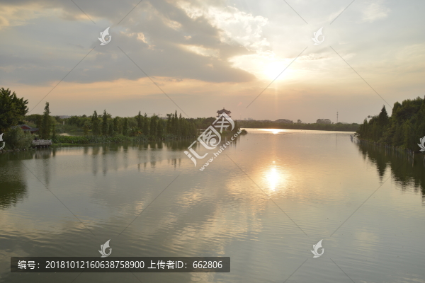 夕陽下的華陽湖