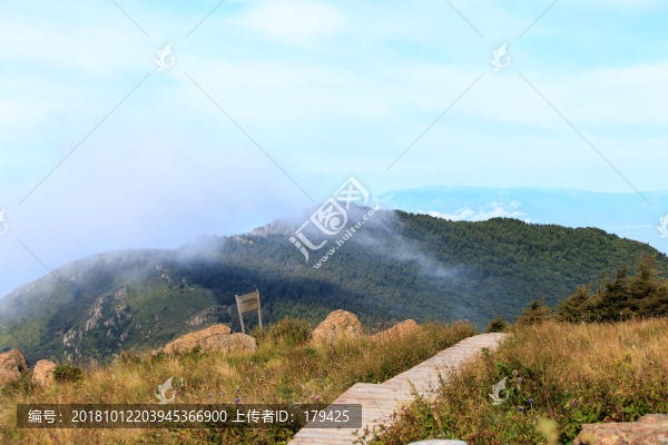 北京門頭溝百花山晨景晨霧