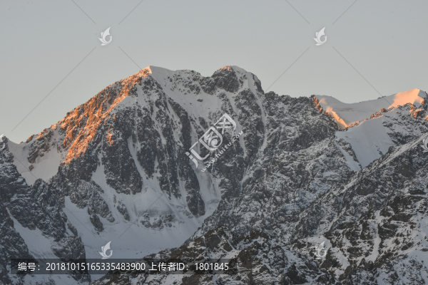天山雪山