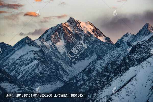 天山雪峰