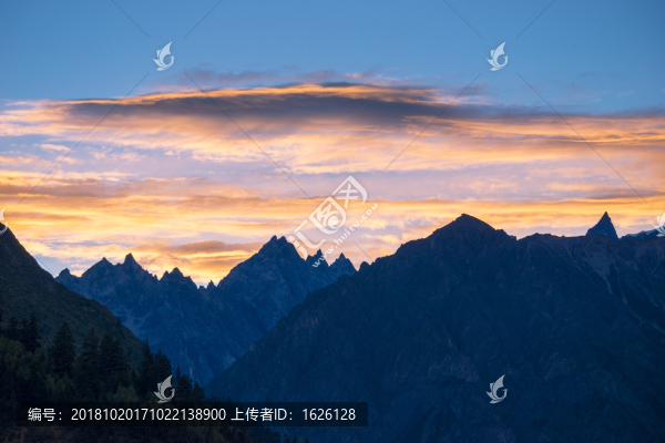 然烏湖附近的雪山