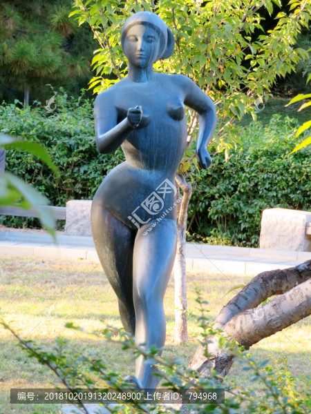 女性雕塑