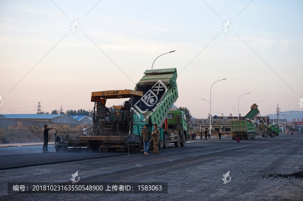 道路施工鋪設瀝青