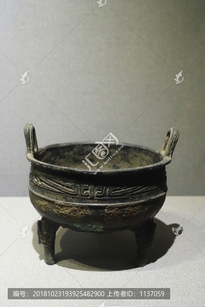 西周斜角夔紋鼎