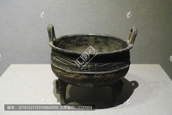 西周斜角夔紋鼎