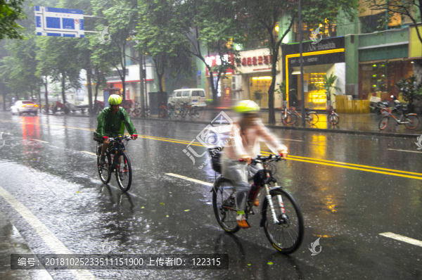 雨中街景