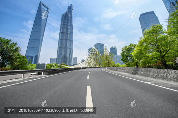 上海高樓大廈和瀝青高速公路