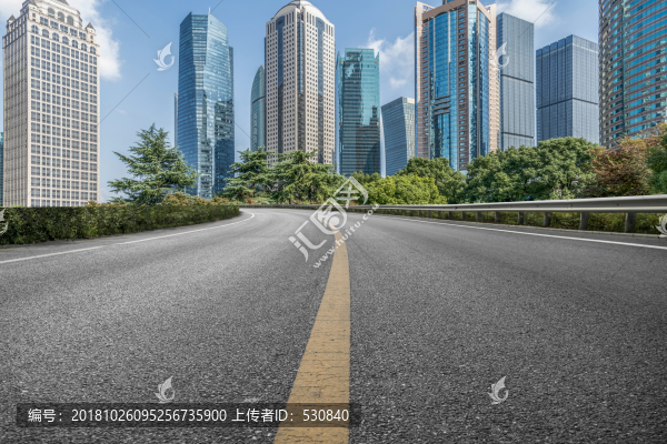 上海高樓大廈和瀝青高速公路