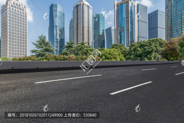 上海柏油高速公路和現(xiàn)代建筑群