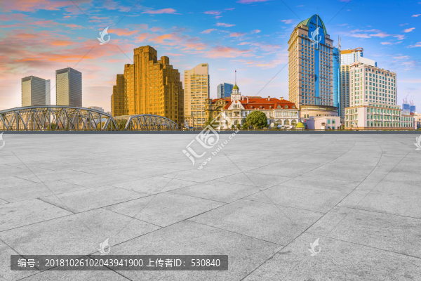 上海地磚路面和現(xiàn)代摩天大樓