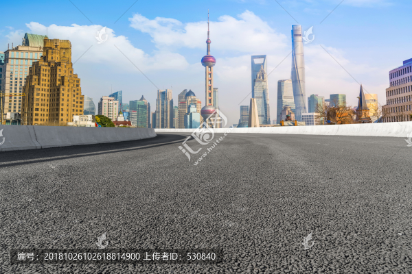 上海摩天大樓和柏油公路