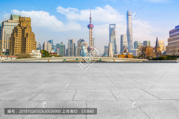 上海摩天大樓和地磚路面