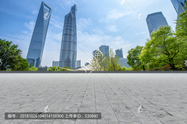 上海地磚路面和現(xiàn)代寫字樓天際線