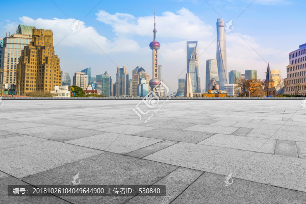 上海地磚路面和現(xiàn)代寫字樓天際線