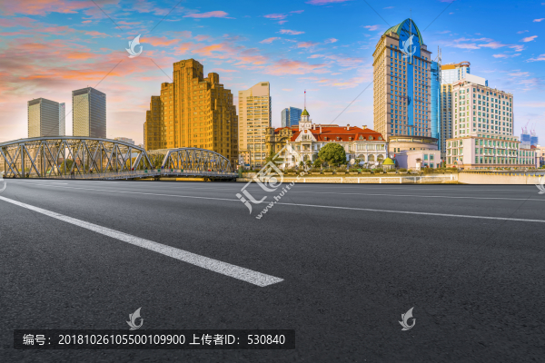 上?，F(xiàn)代建筑群和瀝青高速路