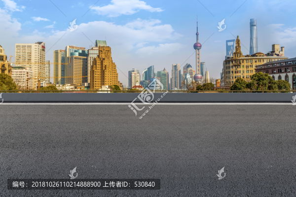 上海摩天大樓和柏油馬路天際線