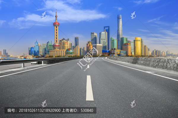 柏油地面和上海摩天大樓