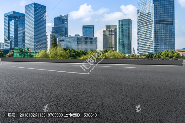 柏油地面和上海摩天大樓