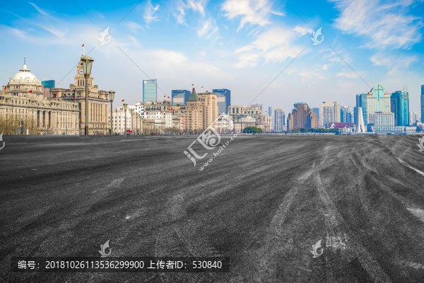柏油地面和上海摩天大樓