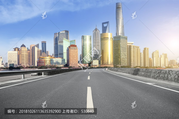 柏油地面和上海摩天大樓天際線