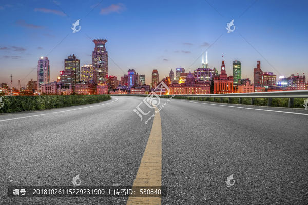 上海金融區(qū)夜景和柏油馬路