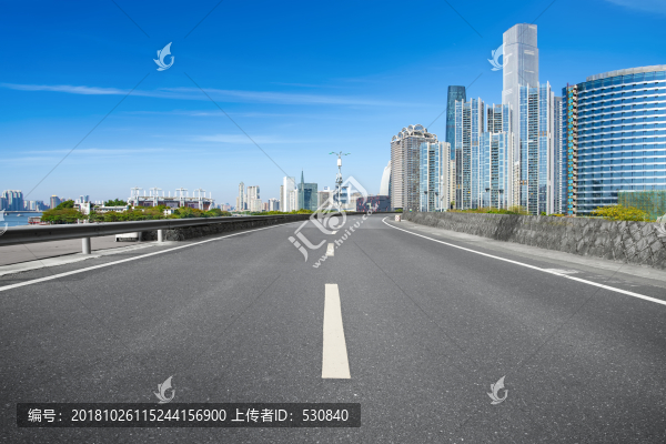 地面劃線和上?，F(xiàn)代建筑群