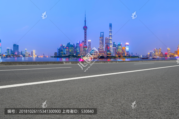 柏油馬路和上海陸家嘴金融中心