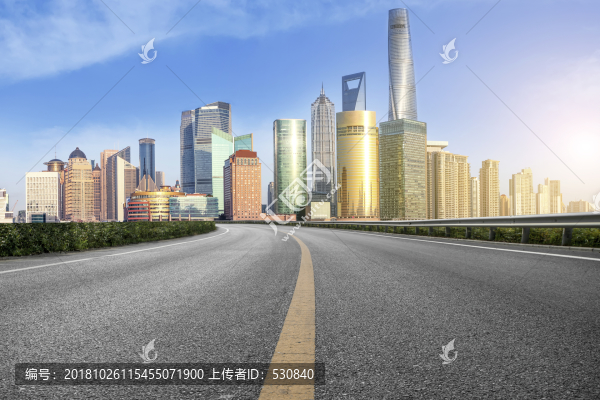 柏油馬路和上海陸家嘴金融中心