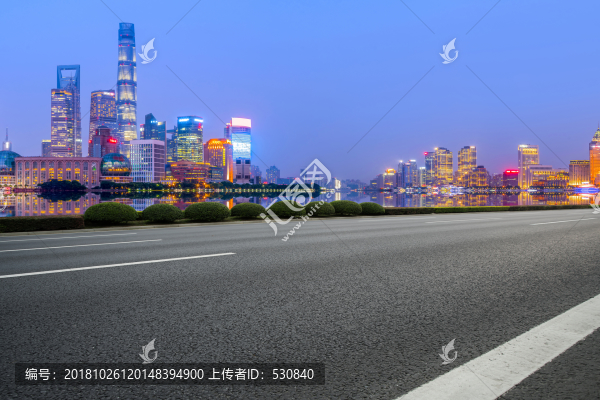 柏油馬路和上?，F(xiàn)代建筑群