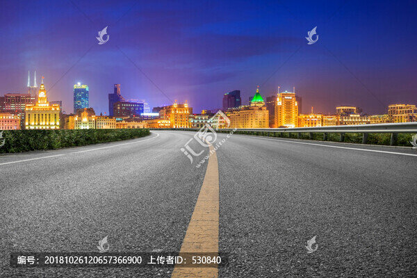 柏油地面和上海摩天大樓天際線