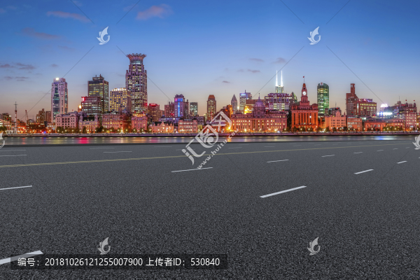 地面劃線和上海陸家嘴建筑群