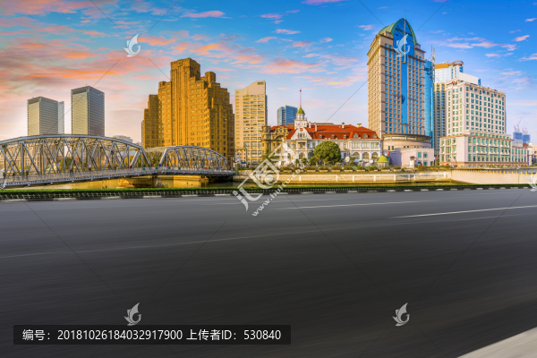 瀝青地面和上海摩天大樓天際線