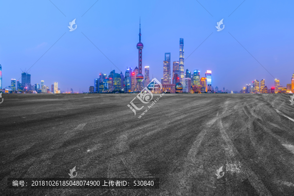 柏油馬路和上?，F(xiàn)代建筑群