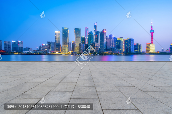 地磚路面和上海陸家嘴高端建筑