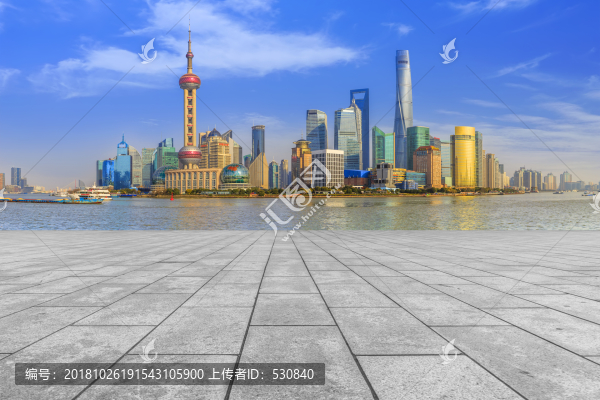 地磚路面和陸家嘴摩天大樓