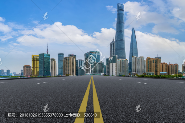 柏油馬路和上海陸家嘴高端建筑
