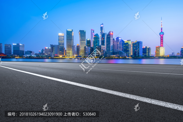 柏油馬路和上海陸家嘴金融中心