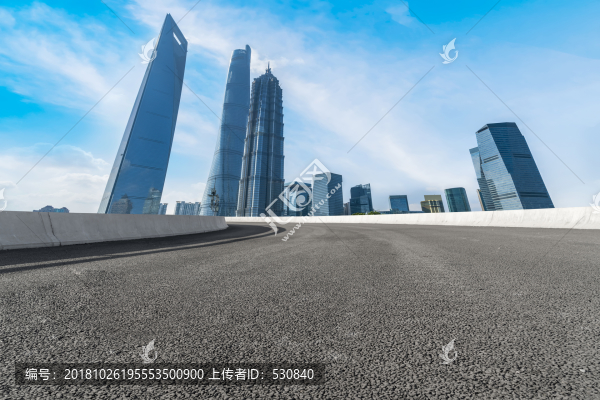 柏油馬路和上海摩天大樓天際線