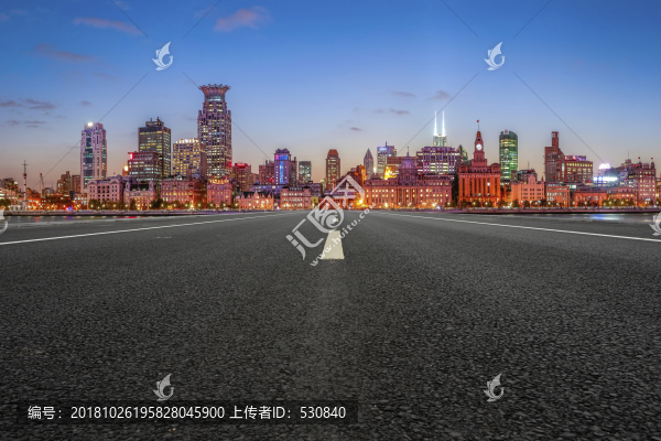 柏油馬路和上?，F(xiàn)代建筑群