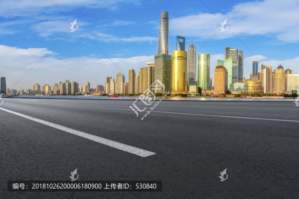 柏油馬路和上?，F(xiàn)代建筑群