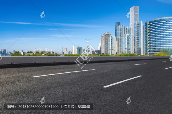 瀝青地面和陸家嘴金融區(qū)建筑群