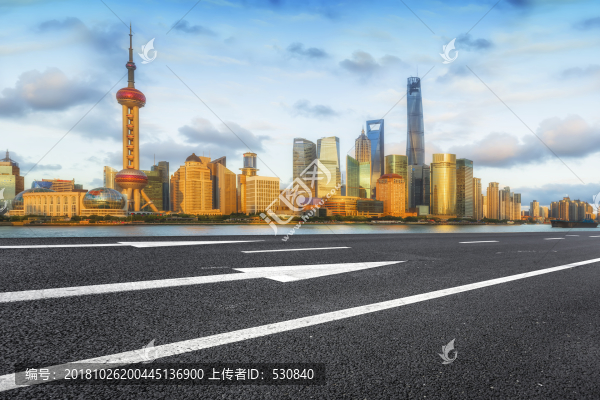 瀝青路面和上海摩天大樓天際線